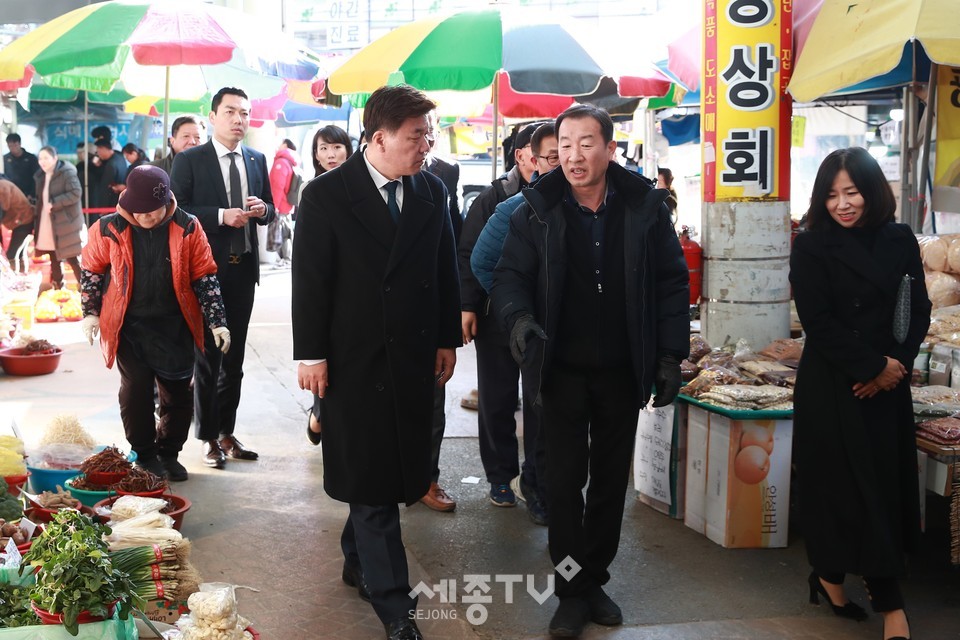 구만섭 천안시장 권한대행이 지난 21일 민족 대명절인 설을 앞두고 전통시장 이용 홍보와 상인들을 격려하기 위해 중앙시장을 둘러보고 있다. (사진제공=천안시청)