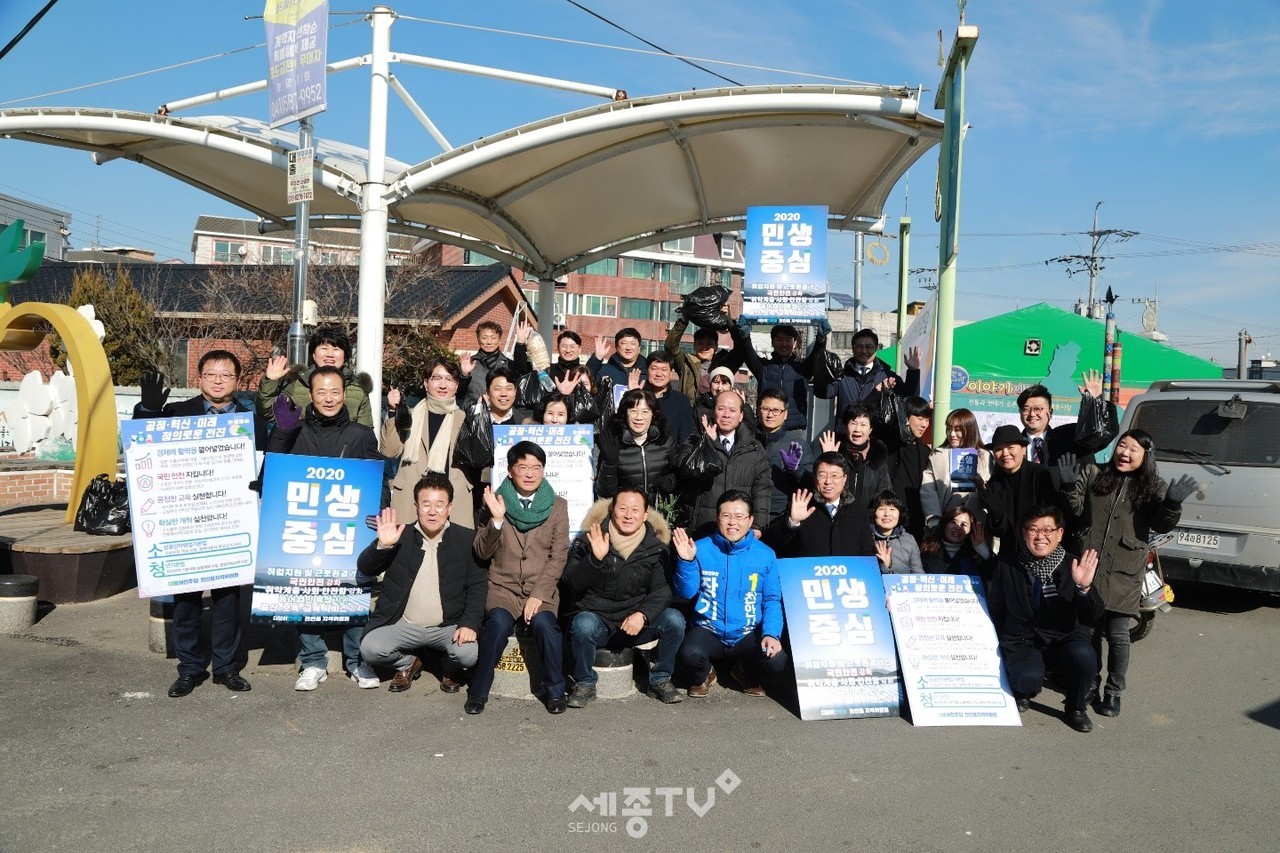 전통시장 활성화 캠페인행사에서 박완주의원(사진아래좌측두번째)이 지역위원회당원들과 기념촬영하고있다.(사진제공=박완주 의원실)