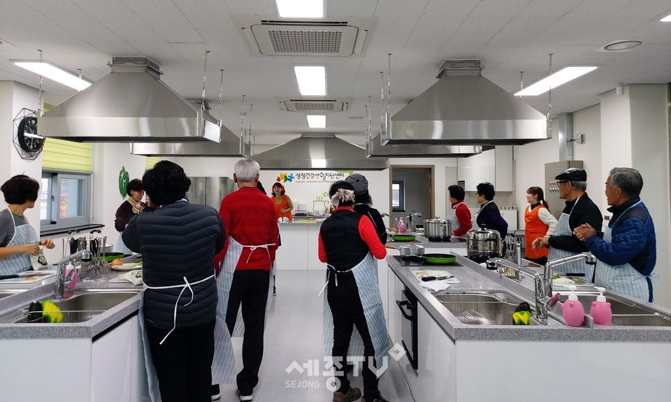 천안시 성정건강생활지원센터가 설날을 맞이해 한울타리회 몸&맘 동아리 회원 30여명과 ‘영양가득 떡국 만들기 교실’을 진행하고 있다. (사진제공=천안시청)