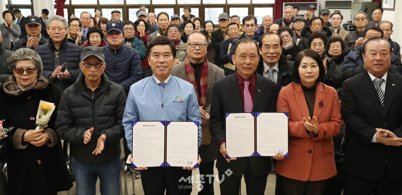 22일 대한노인회 동구지회에서 열린 공원녹지 위탁관리 협약식 모습(사진 왼쪽 세 번째부터 황인호 동구청장, 대한노인회 동구지회장 박헌철, 이나영 동구의회 의장)사진제공=천안시청