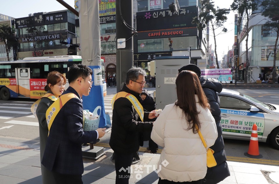 사진설명 : 길정섭 충남농협본부장과 홍순광 농협천안시지부장, 임상덕 대전충남양계농협조합장, 맹광렬 천안공주낙협조합장 등이 가축전염병 방역 홍보를 펼치고 있다. (사진제공=농협 충남지역본부)