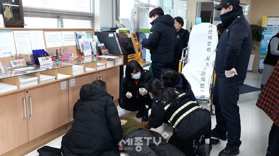 성정1동 행정복지센터에 내방한 민원인이 발작과 함께 쓰러지는 응급 상황이 발생하자 정민지(간호8급)주무관과 119구조대가 함께 응급처치를 하고 있다. (사진제공=천안시청)