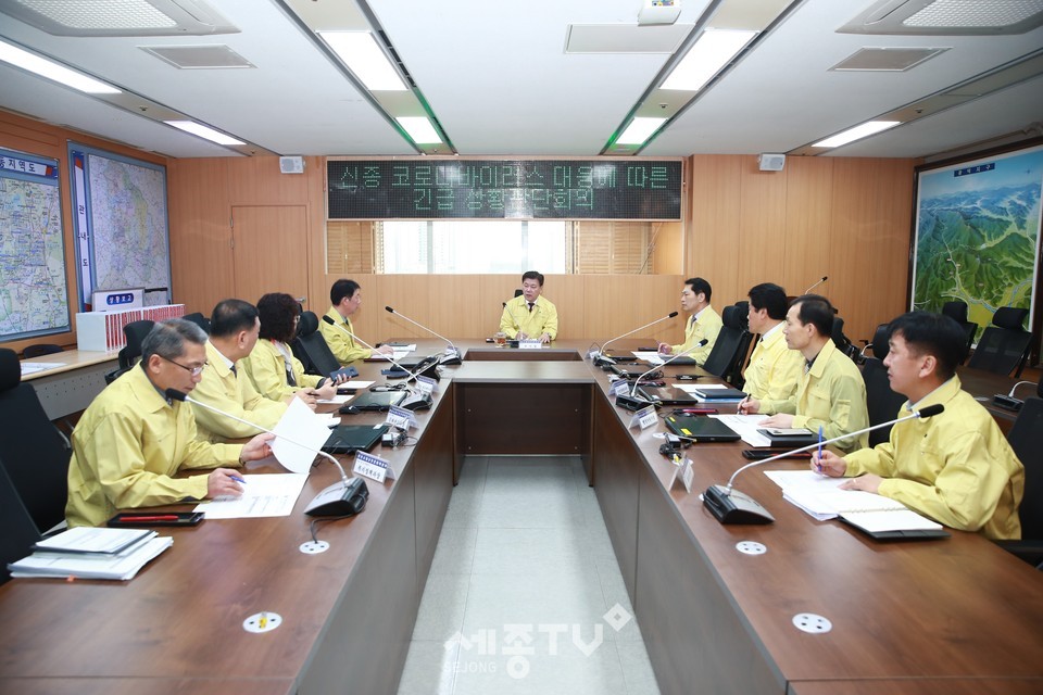 28일 천안시가 신종 코로나바이러스 감염증 대응 재난안전대책본부를 가동하고 시청 재난안전상황실에서 긴급 상황판단회의를 진행하고 있다. (사진제공=천안시청)