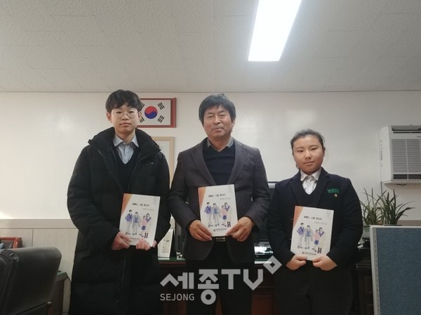 둔산중,왼쪽부터 1학년 지현우, 백수현교장, 1학년 김하담