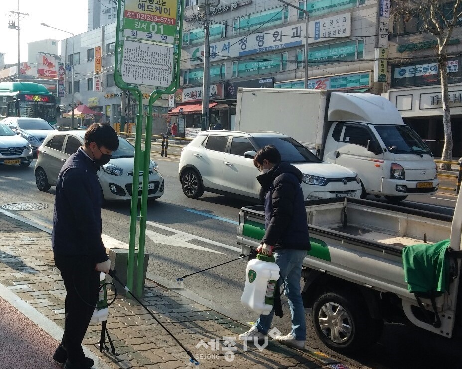 강서구, 화곡역 버스정류장에 방역활동모습.(사진제공=강서구청)