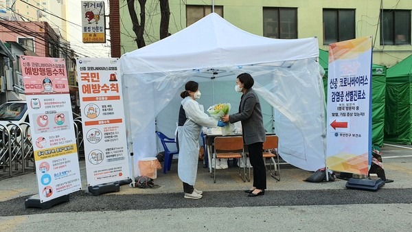 서은숙 부산진구청장 코로나19 타격 화훼농가 지원 꽃다발 나눔(사진제공-진구청)