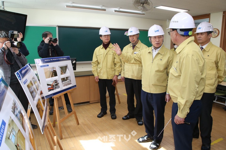 설동호교육감, 신학기 대비 대전전민초 학교공사 현장점검. (사진제공=대전교육청)