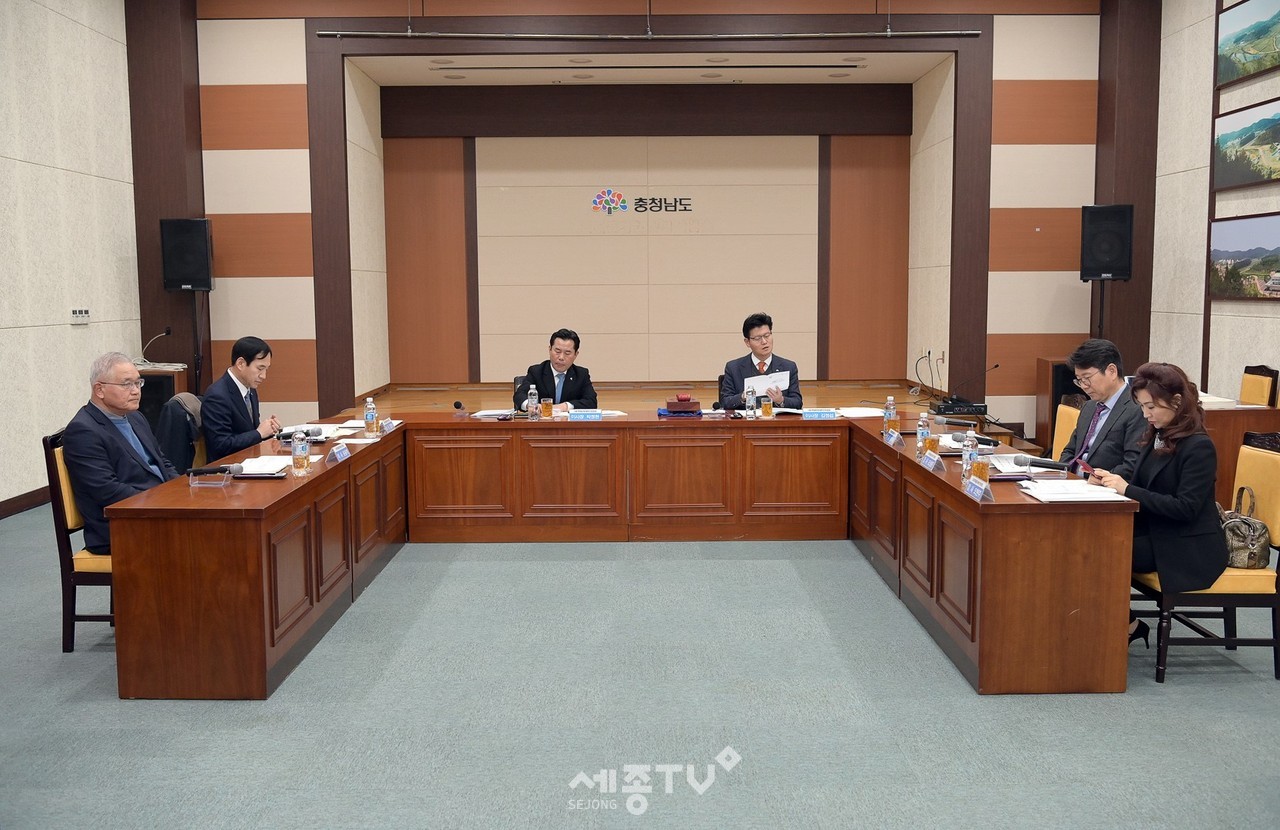 18일 (재)백제문화제추진위원회 제54차 이사회가 김정섭(공주시장)·박정현(부여군수) 이사장, 길영식(충남도 문화체육관광국장)·윤용혁(공주대 명예교수)·이기주(충북대 교수) 이사, 조성준·오현주 감사 등이 참석한 가운데 열리고 있다. (사진제공=공주시청)