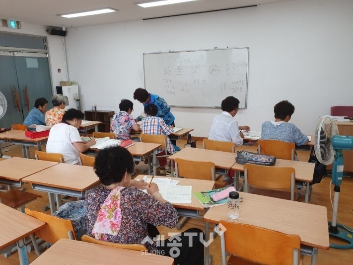 웅진동, 주민자치센터 한글교실. (사진제공=공주시청)