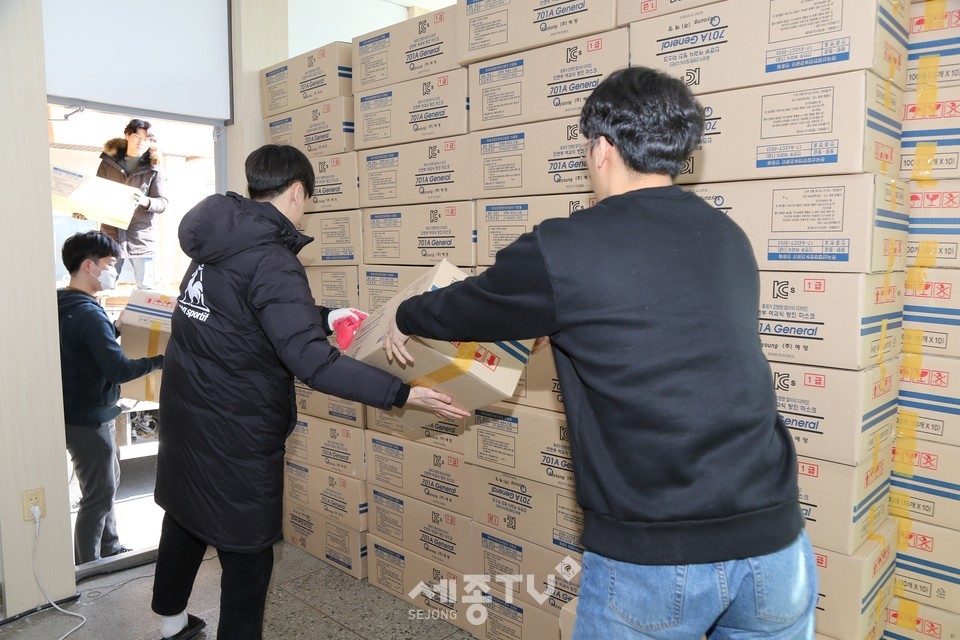 공장에서 도착한 마스크를 금산읍사무소에서 수령하는 모습. (사진제공=금산군청)