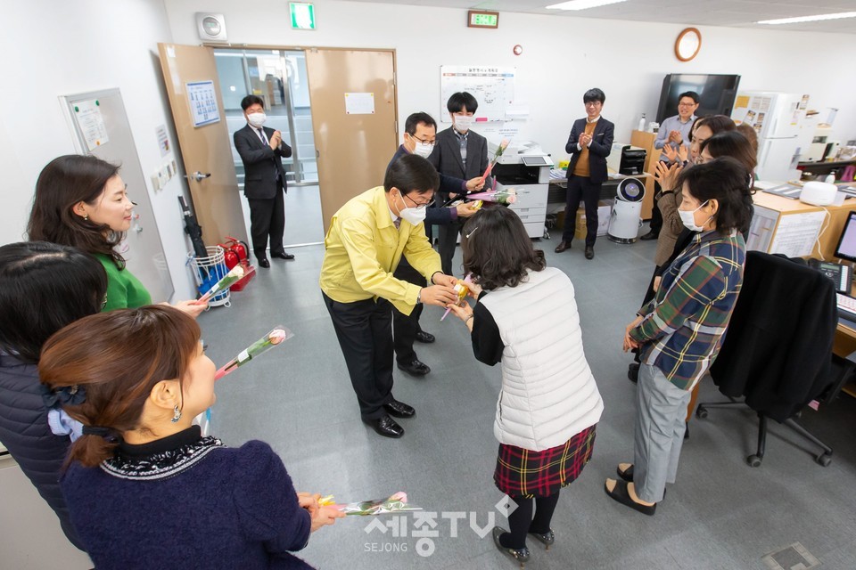 6일 최교진 교육감이 세종시교육청 각 부서를 돌며 빵과 장미꽃을 전달하며 감사인사를 전하고 있다. (사진제공=세종특별자치시교육청)