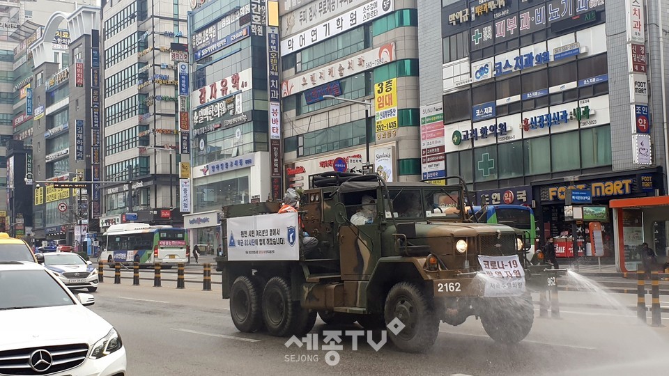 육군제32보병사단이 지난 9일 천안종합터미널과 천안역 일원에서 살수 방역과 소독 작업을 펼치고 있다. (사진제공=천안시청)