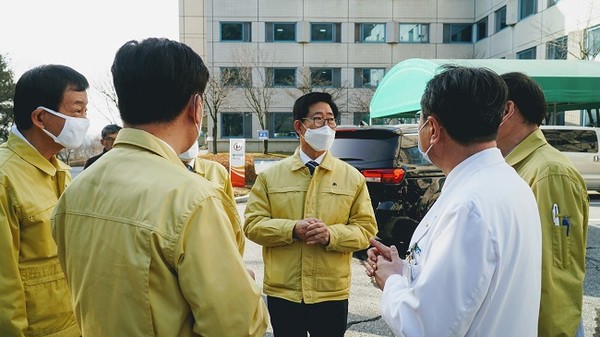 양승조 충남도지사와 진영 행정안전부 장관이 12일 천안 우정공무원교육원에서 생활치료센터 운영과 관련한 대화를 나누고 있다.