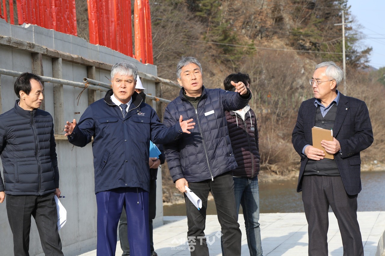 문정우 금산군수 십이폭포 진입로 교량가설공사 현장 행정 모습.