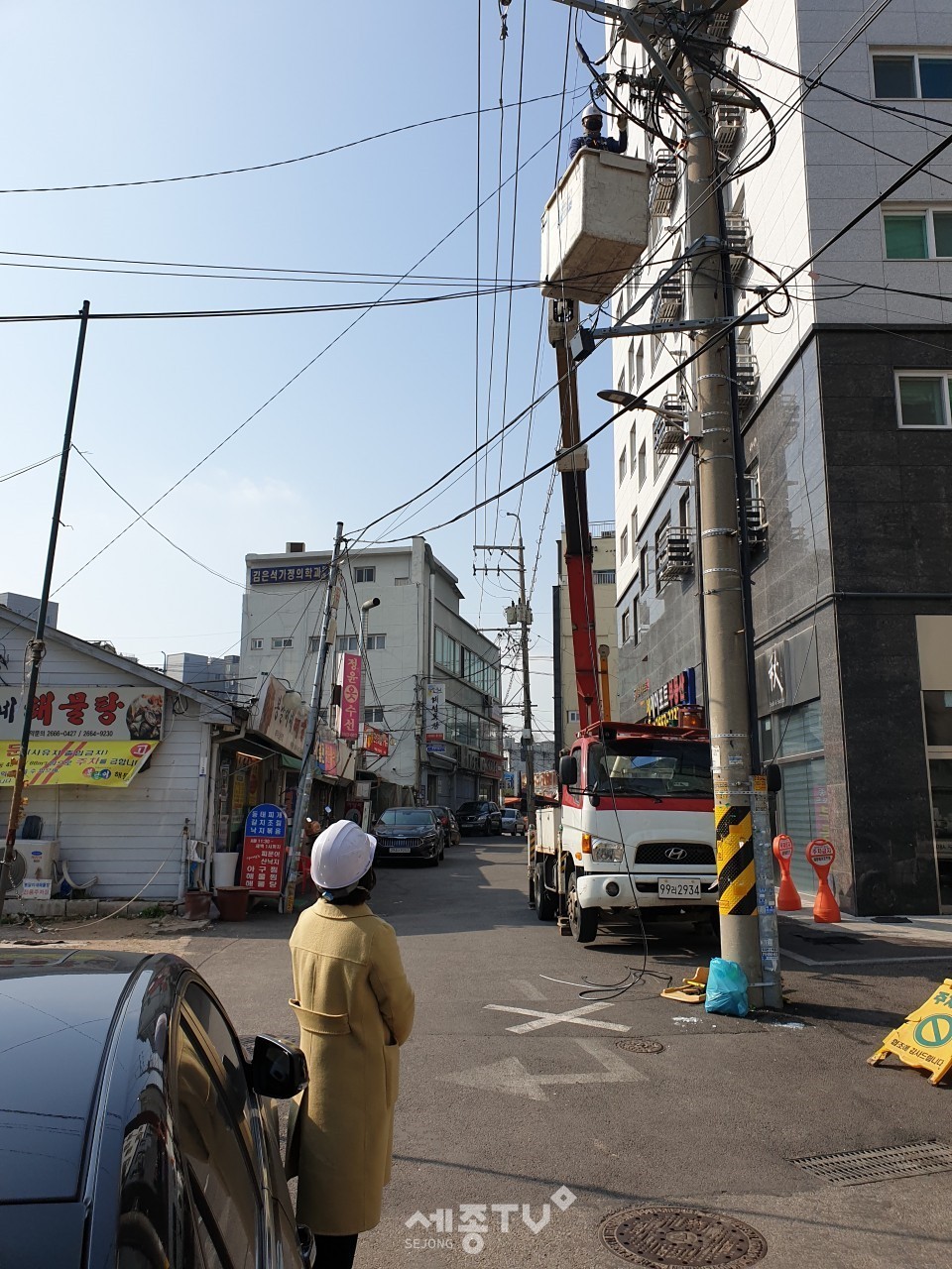 주민참여 감독관이 현장에서 감독하는 모습. (사진제공=강서구청)