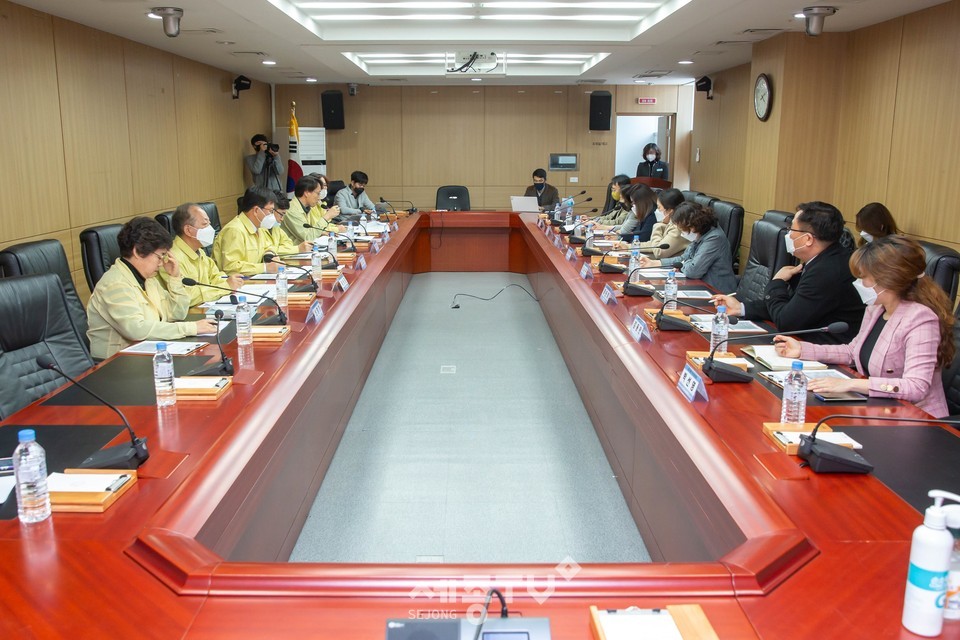 지난 18일 세종시교육청 3층 상활실에서 최교진 교육감 교육청 간부, 지역교육시민단체들의 간담회 모습. (사진제공=세종시의회)