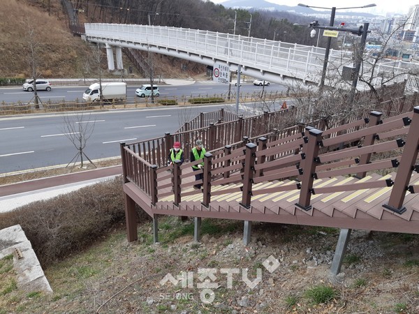 성남누비길 제1구간에 있는 남한산성 등산육교.