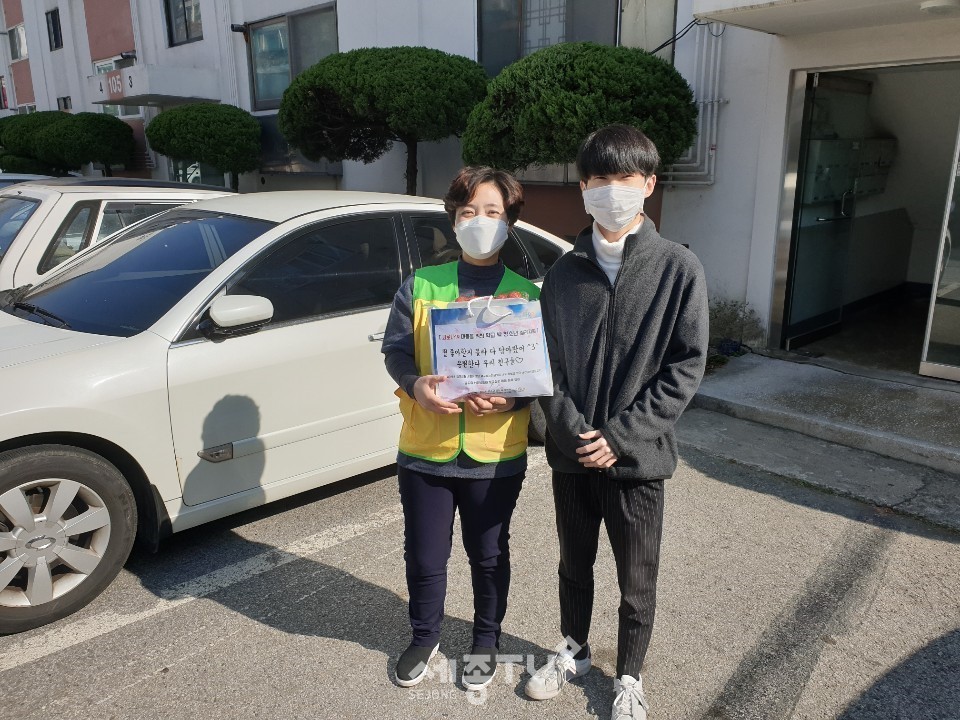 천안시청소년상담복지센터가 지난 24일 코로나19 대응의 일환으로 학교 밖 청소년의 가정을 방문해 개별학습 독려했다. (사진제공=천안시청)