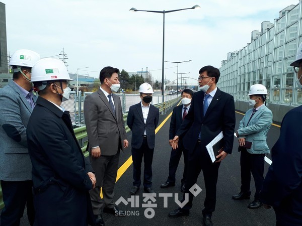 26일 구만섭 천안시장 권한대행을 비롯한 시, LH, 천안서북경찰서 관계자들이 번영로 운동장사거리 고가차도 개통을 앞두고 사전 합동점검을 하고 있다.