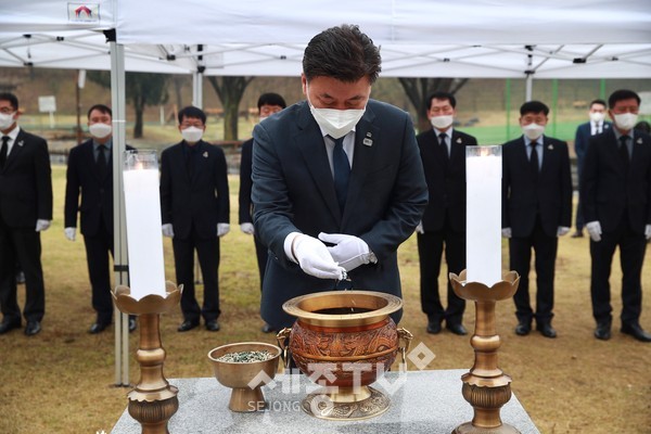 구만섭 천안시장 권한대행이 제5회 서해 수호의 날인 27일 천안함 46용사 10주기를 맞아 태조산 보훈공원의 천안함 추모비를 참배하고 있다. (사진제공=천안시청)