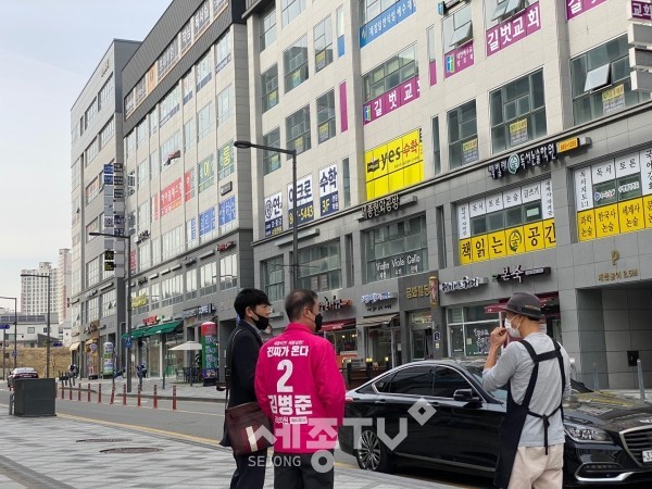 김병준 후보가 28일 고운동 상가지역을 방문하여 상인들과 공실율 문제등 애로사항을 듣고 대책마련에 나섰다.(사진제공=김병준후보 선거사무실)