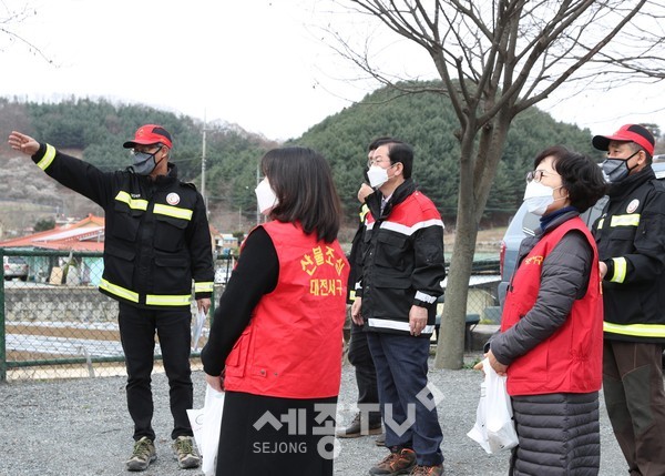 장종태 대전 서구청장이 지난 28일 산불취약지에 근무 중인 공무원 및 산불진화대원 격려에 나서 현장점검 등을 했다. (사진제공=서구청)