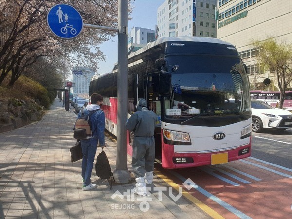 성남시가 전세버스를 이용해 해외입국자들을 자체 특별 수송하는 모습.(사진제공=성남시청)