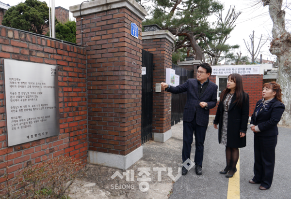 주민들과 함께 대흥동 관사촌 일대를 돌아보는 황운하 후보. (사진제공=황운하 후보 선거사무실)