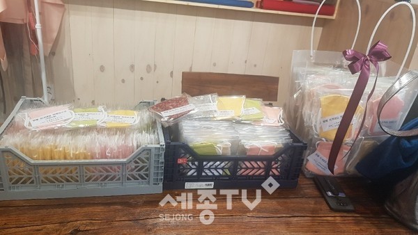탄방길 작은도서관과 새마을부녀회는 지난 6일 코로나19 장기화에 따른 경기침체와 더불어 최근 N번방 사건 등을 접하며 여성과 아동을 상대로 한 디지털 폭력행위의 심각성을 느끼고, 아동·여성 폭력 피해자를 지원하고 예방하기 위하여 면 마스크 350장을 직접 제작하여 탄방동 행정복지센터에 기탁했다. 기탁된 마스크는 여성폭력방지시설협의회에 전달했다. (사진제공=서구청)
