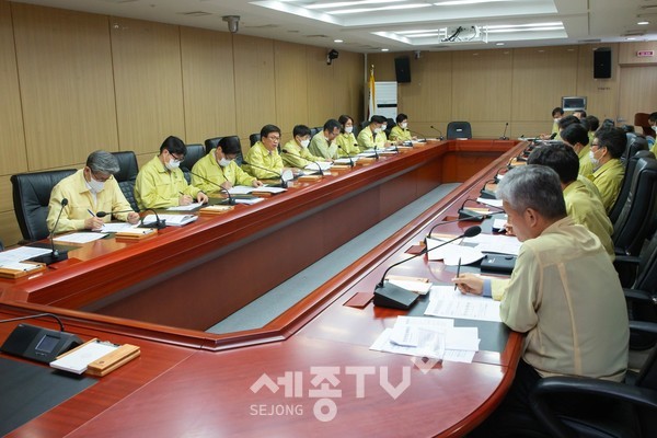 8일 본청 3층 상황실에서 온라인 개학을 앞두고 개학지원단의 회의 모습.