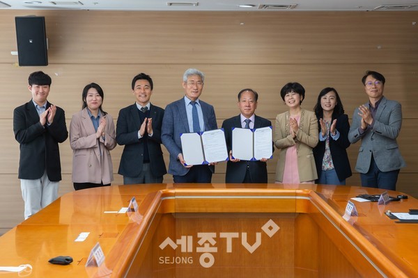 세종시교육청, 한국도박문제관리센터(세종충북센터)는 8일 3층 중회의실에서 업무협약 장면.