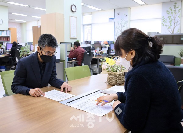 서구청 세무1과 직원이 상생 임대인(건물주)에게 재산세 감면에 대한 설명을 하고 있다. (사진제공=서구청)