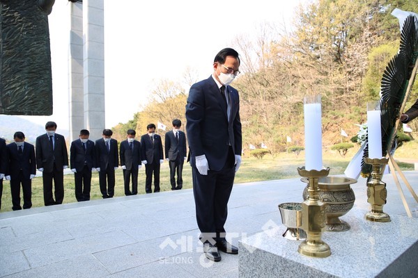 민선7기 제8대 박상돈 천안시장이 16일 오전 태조산 공원 천안인의 상에 참배하고 있다.