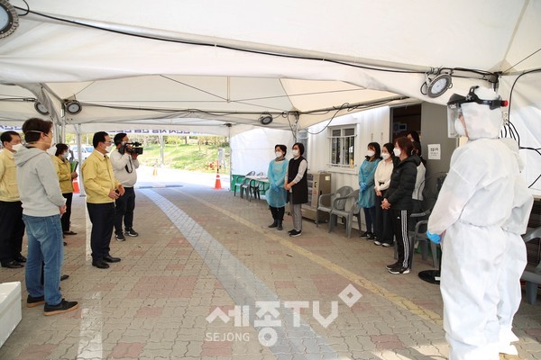 민선7기 제8대 박상돈 천안시장이 16일 코로나19 대응 현장을 점검하고 있다.