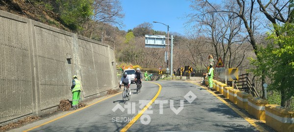 구청 직원들이 남한산성로 청소 중이다. (사진제공=성남시청)