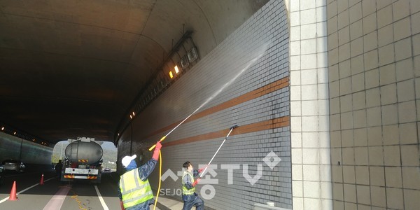 구청 직원들이 영장산터널 안 물청소 중이다. (사진제공=성남시청)