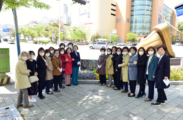 부산진구 서은숙 구청장, 신발산업 여성일꾼과 함께한 기념비 제막식