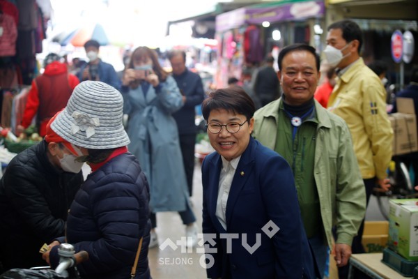 임이자 당선인이 간담회을 마친후 중앙시장에서 시민들과 감사인사을 하고 있다.