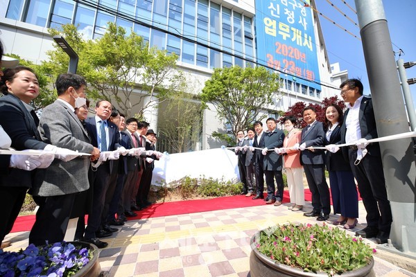 천안시가 23일 동남구청 현관 앞에서 동남구 행정복합타운 준공을 기념하는 행사를 열어 박상돈 시장을 비롯한 유관기관 대표, 시의장 등 참석자들이 준공표지석 제막을 하고 있다. (사진제공=천안시청)