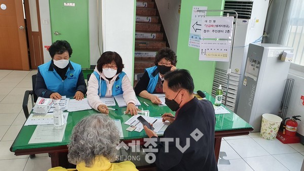 용문동 행정복지센터에 ‘대전형 긴급재난생계지원금’ 신청 접수가 한창인 가운데 용문동 지사체와 각 자생단체회원들이 오전, 오후 2인 1조로 간단한 안내, 일정간격으로 줄세우기 등 방문신청 접수가 원활히 추진될 수 있도록 자진 봉사활동에 나섰다.