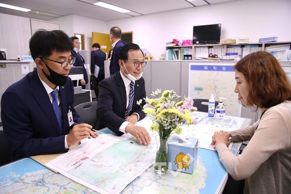 박상돈 천안시장이 6일 지역현안사업 해결에 필요한 정부예산을 발 빠르게 확보하기 위해 정부세종청사의 국토교통부, 환경부를 방문해 각종 현안사업의 당위성을 설명하고 정부계획에 반영해 줄 것을 요청하고 있다.