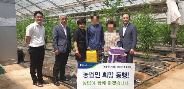 농협자산관리회사 대전충남지사(지사장 이웅원)와 세도농협(조합장 백승민)은 6월8일 농업경영의 어려움으로 경제활동에 제약을 받고 있는 농업인을 찾아가 신용회복지원과 생필품을 전달하며 농업를 통해 재기의 꿈을 키우도록 도왔다.