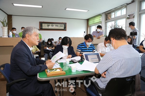 문정우 금산군수 취임 2주년 기자회견 모습.