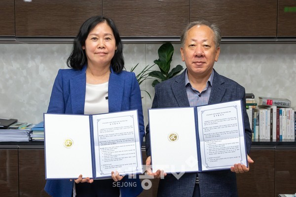 7일, 세종시교육청 3층에서 세종시교육청과 세종시청소년지원센터 꿈드림의 업무협약 모습. (왼쪽 류권옥 꿈드림 센터장, 오른쪽 이승표 세종시교육청 교육정책국장)사진제공=세종시교육청)