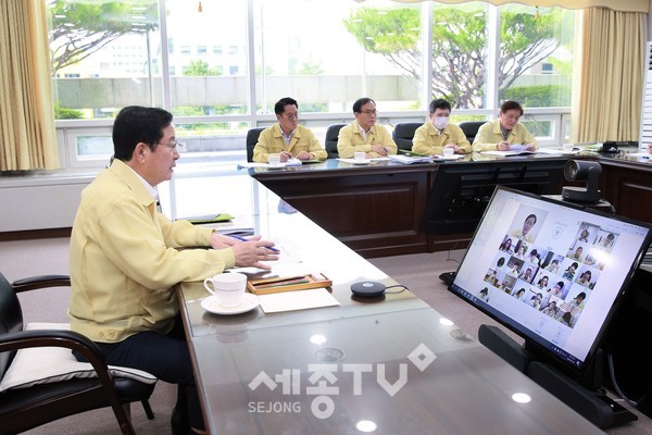 장종태 서구청장은 8일 청사 보라매실에서 실・국장급 이상 간부, 온라인 영상회의로 23개 동장이 참여한 가운데 민선7기 후반기 첫 확대간부회의를 주재하고 있다.(사진제공=서구청)