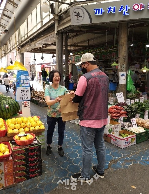 까치산시장 배송서비스(사진제공=강서구청)