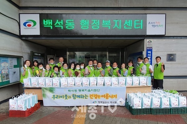 백석동 행복키움지원단이 지역 내 홀몸노인에게 삼계탕을 전달했다. (사진제공=천안시청)