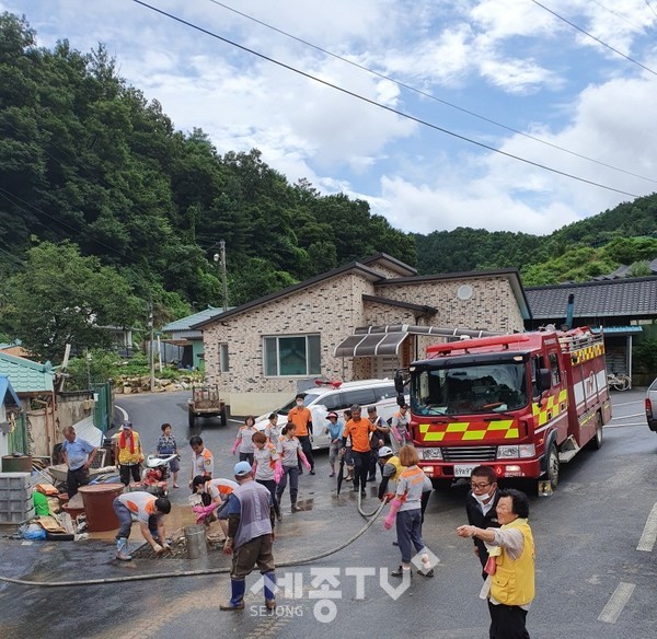 금산 진산면 의용소방대, 수해피해 침수가구 정리 자원봉사실시.( 사진제공=금산군청)