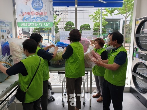 부성1동이 지역 내 취약계층을 위해 이불세탁·건조 사업을 실시했다.