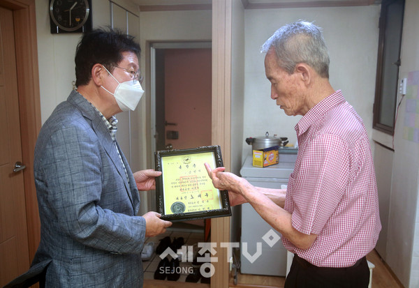 장종태 서구청장이 12일 제75주년 광복절을 맞아 강현철(81세) 애국지사 유족의 자택을 방문하여 위문품을 전달하고 유공자의 희생과 헌신에 존경과 감사의 말을 전하고 있다. (사진제공=서구청)